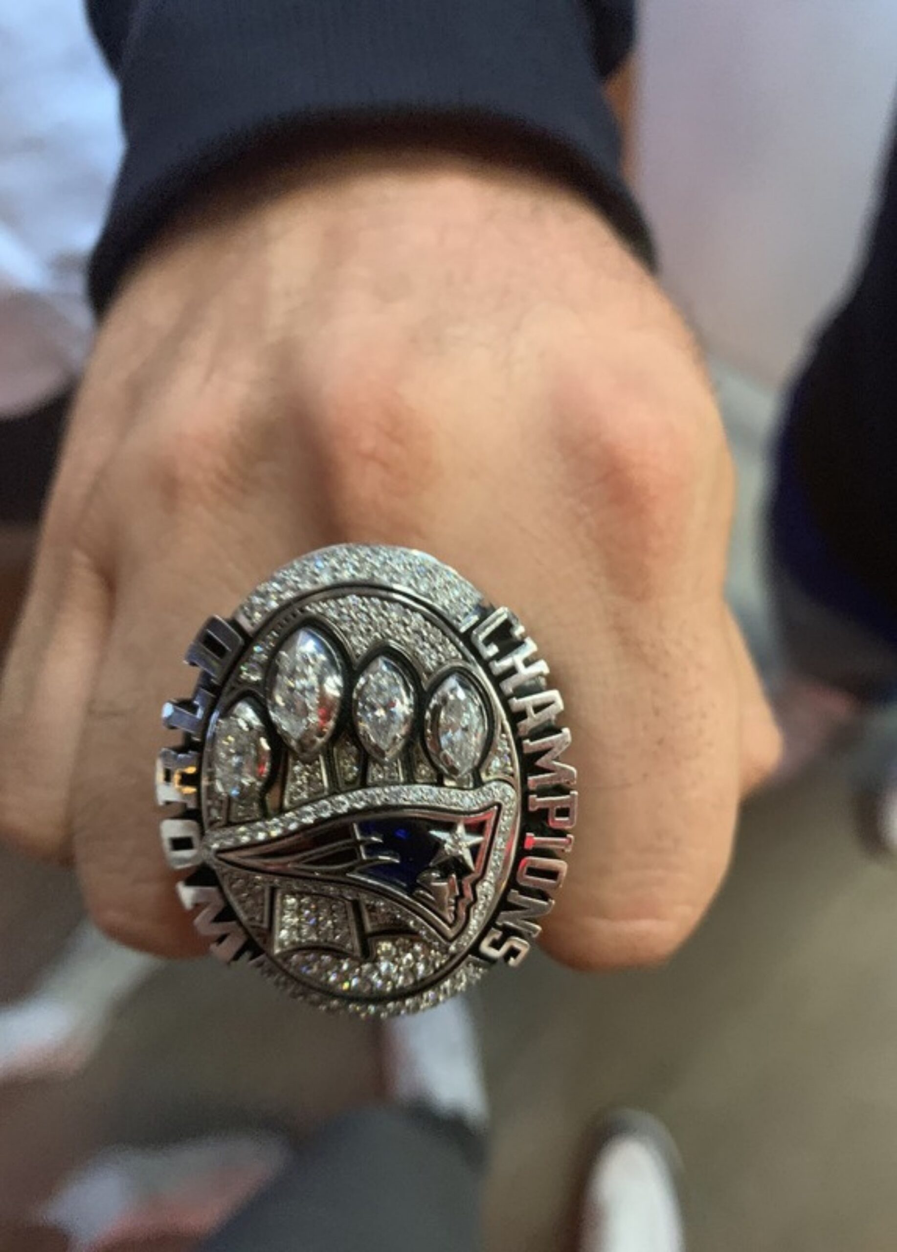 Super-Bowl-Ring der New England Patriots mit vier Lombardi-Trophäen aus Diamanten und dem Schriftzug World Champions