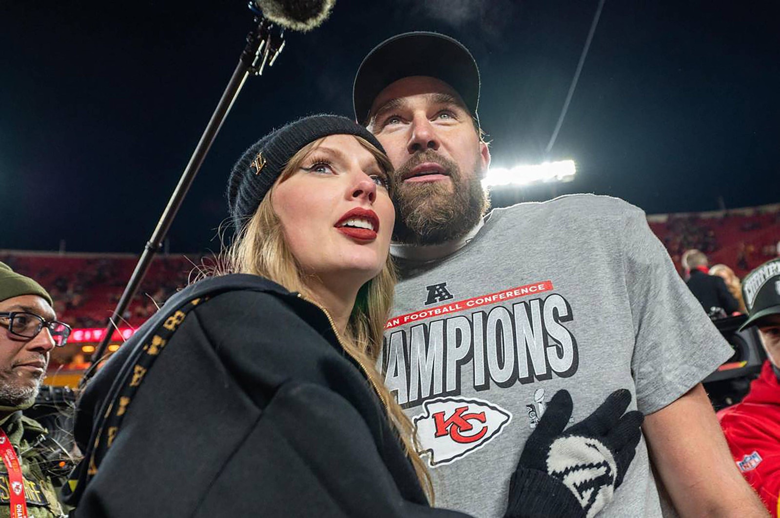 Taylor Swift und Travis Kelce verlassen nach der Siegerehrung im Arrowhead Stadium das Feld