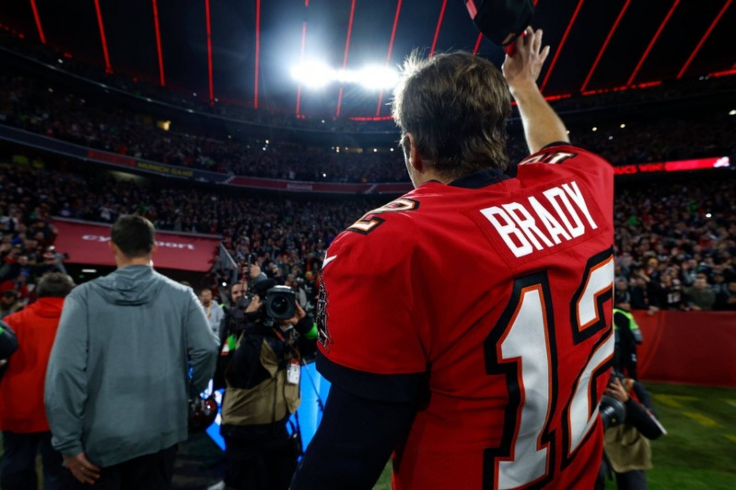 Tom Brady im Buccaneers-Trikot winkt nach dem Spiel in der Allianz Arena den Fans zu