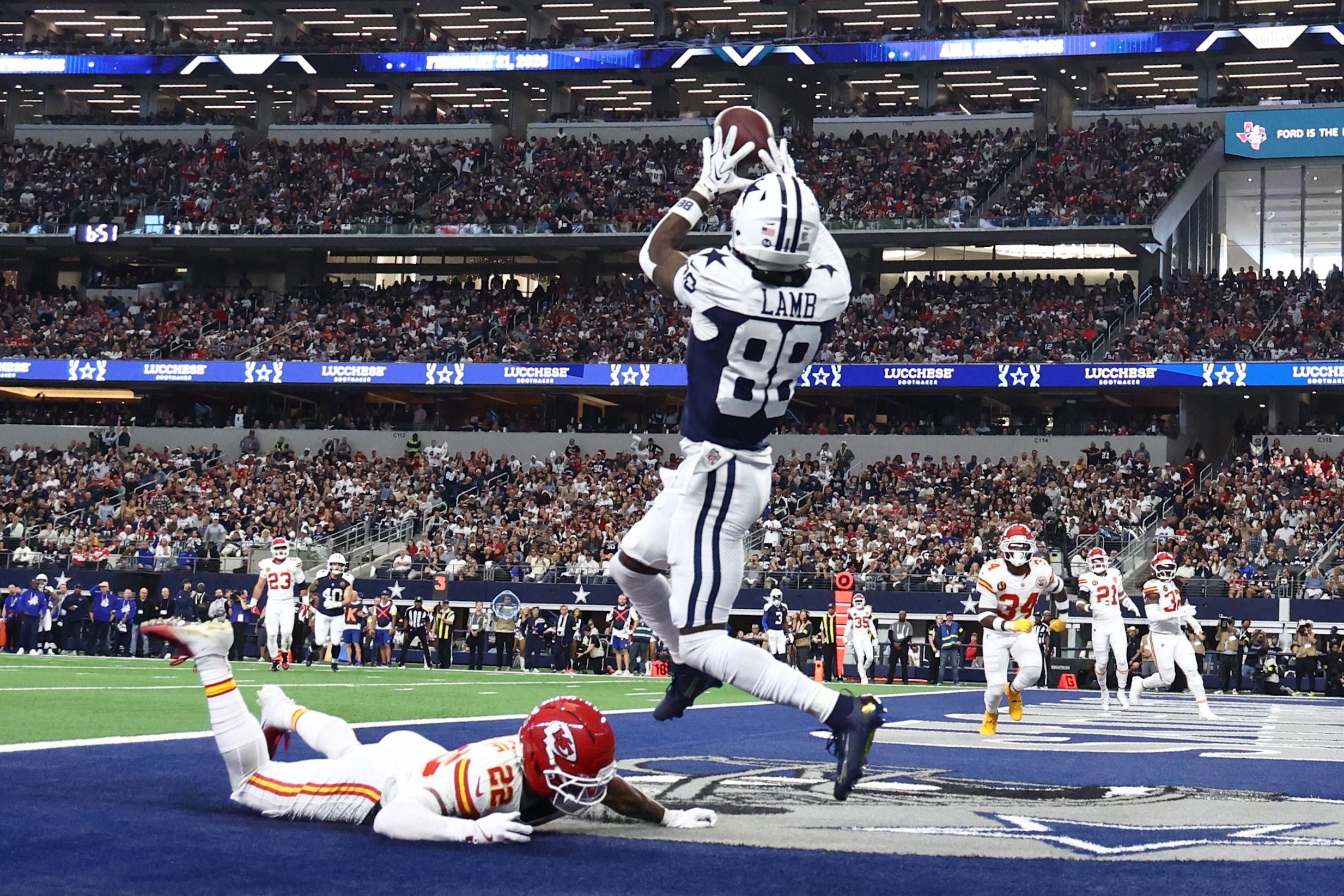 Receiver der Dallas Cowboys fängt den Ball im Sprung in der Endzone, ein Chiefs-Verteidiger liegt am Boden