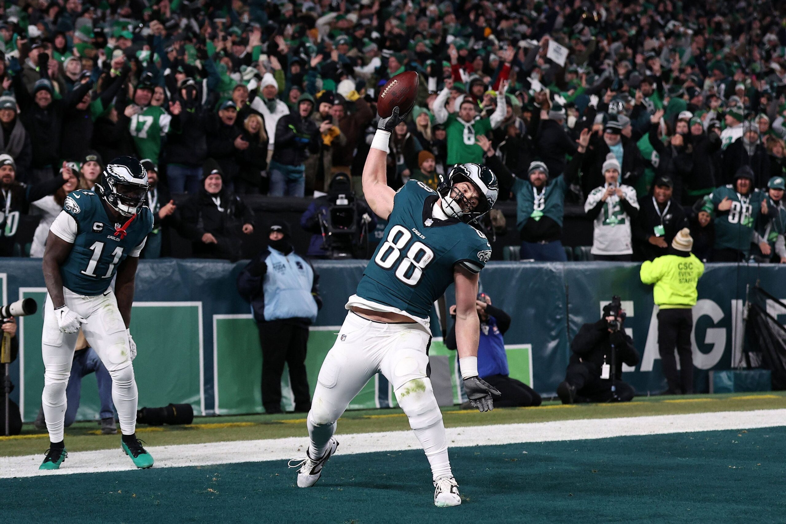 Tight End der Philadelphia Eagles mit der Nummer 88 schleudert den Ball nach einem Touchdown in der Endzone in die Luft