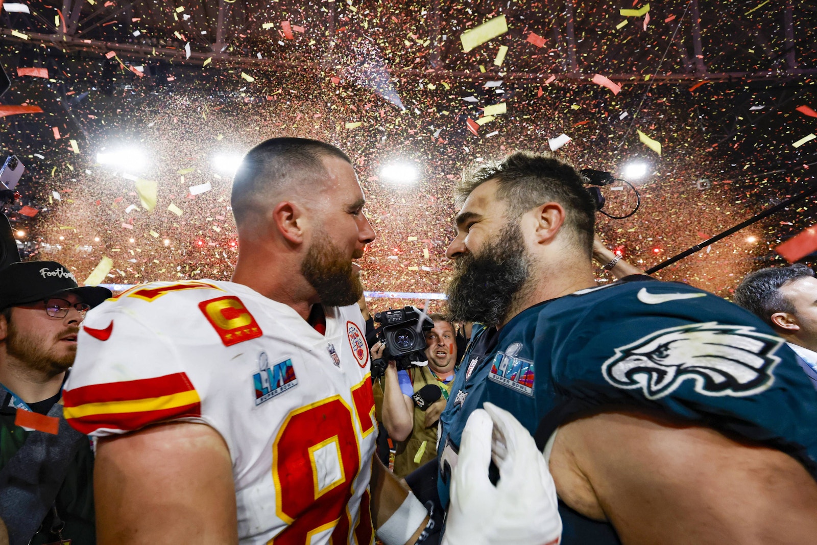 Travis Kelce umarmt seinen Bruder Jason Kelce nach dem Super Bowl LVII
